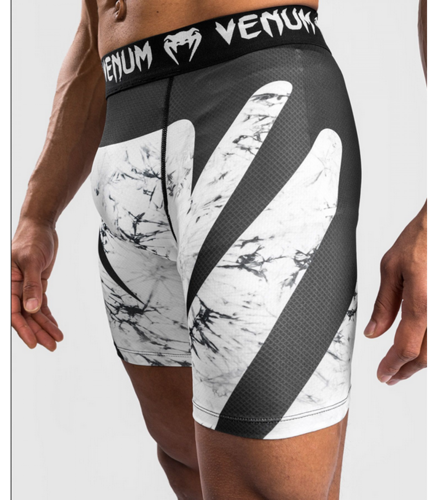 Тренировъчен клин с къси крачоли - Venum G-Fit Marble Vale Tudo Short - Marble​